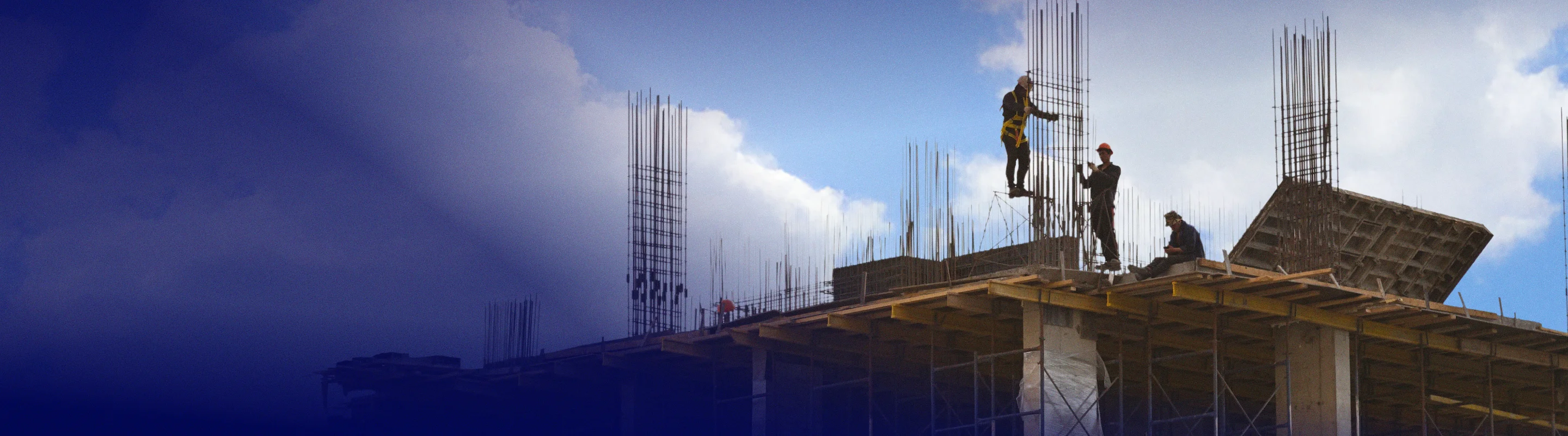 Obreros trabajando en una losa de construcción