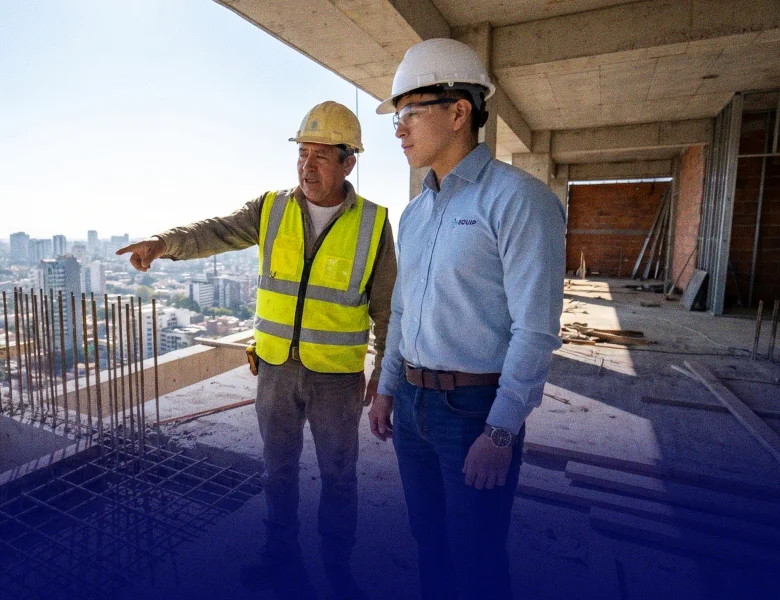 Ejecutivo realizando visita técnica en una obra