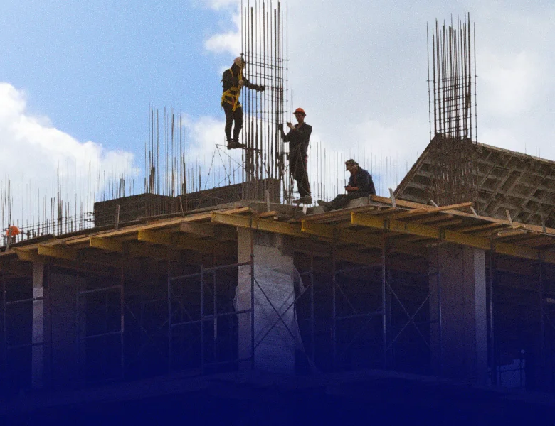 Obreros trabajando en una losa de construcción